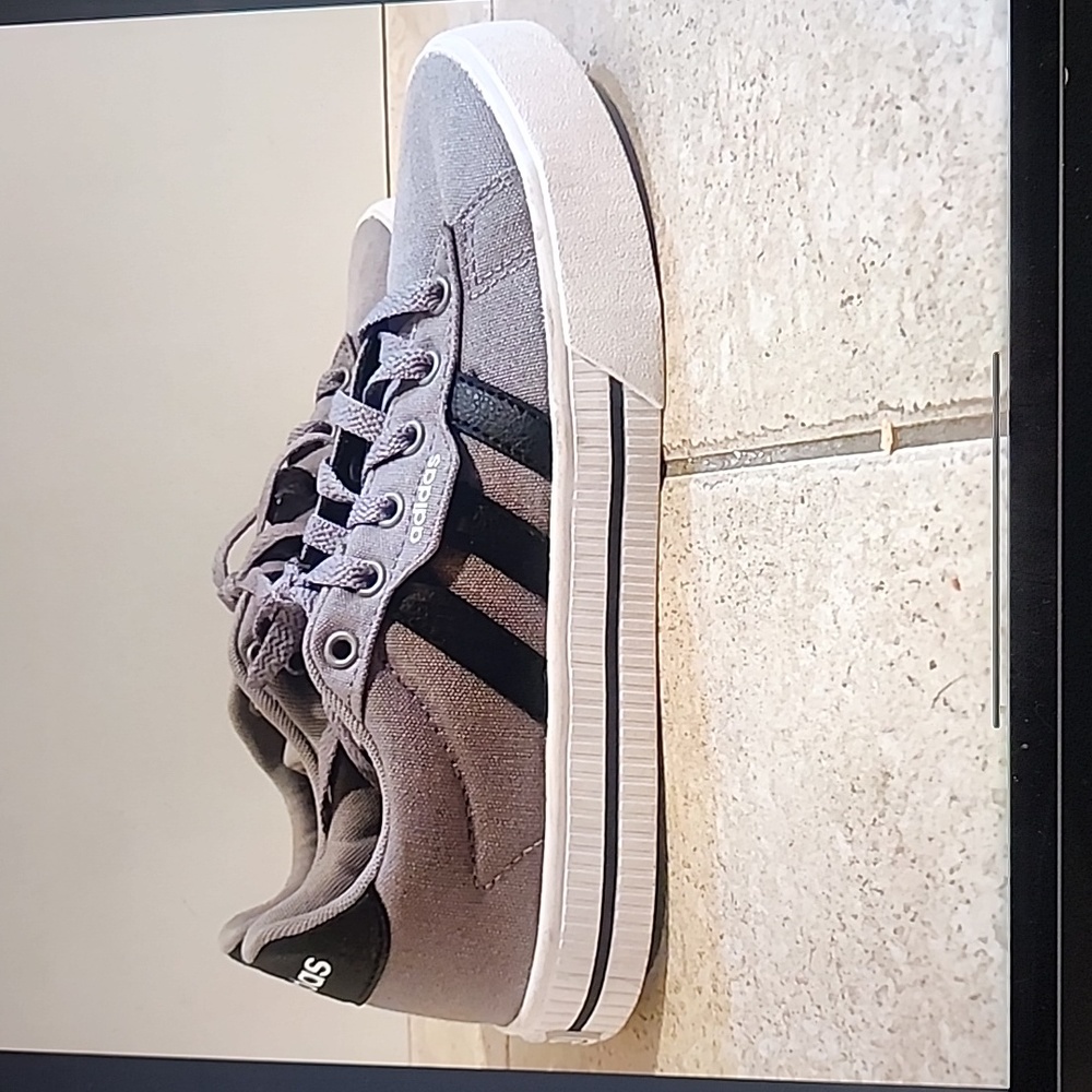 Like new! Adidas Sneakers, trendy, unisex, Size Boys 3.5 (Woman's Size 5)